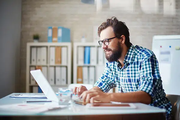 uomo che lavora al computer portatile