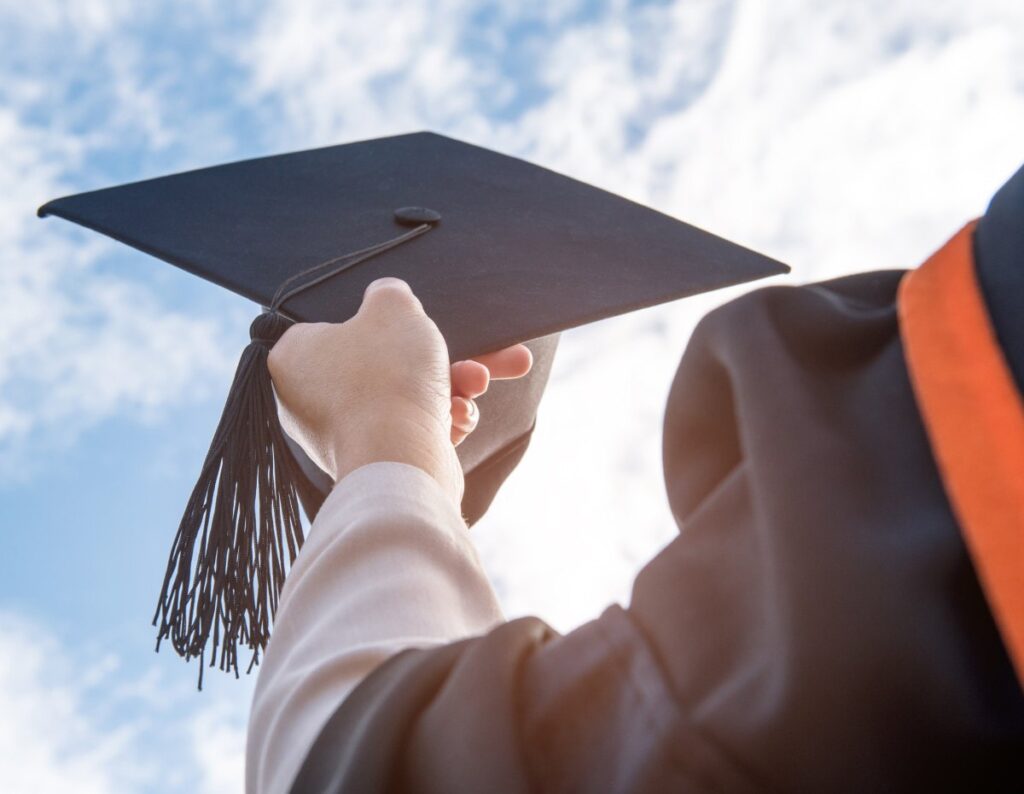 Il cappello della laurea viene alzato in onore della donazione degli ex alunni