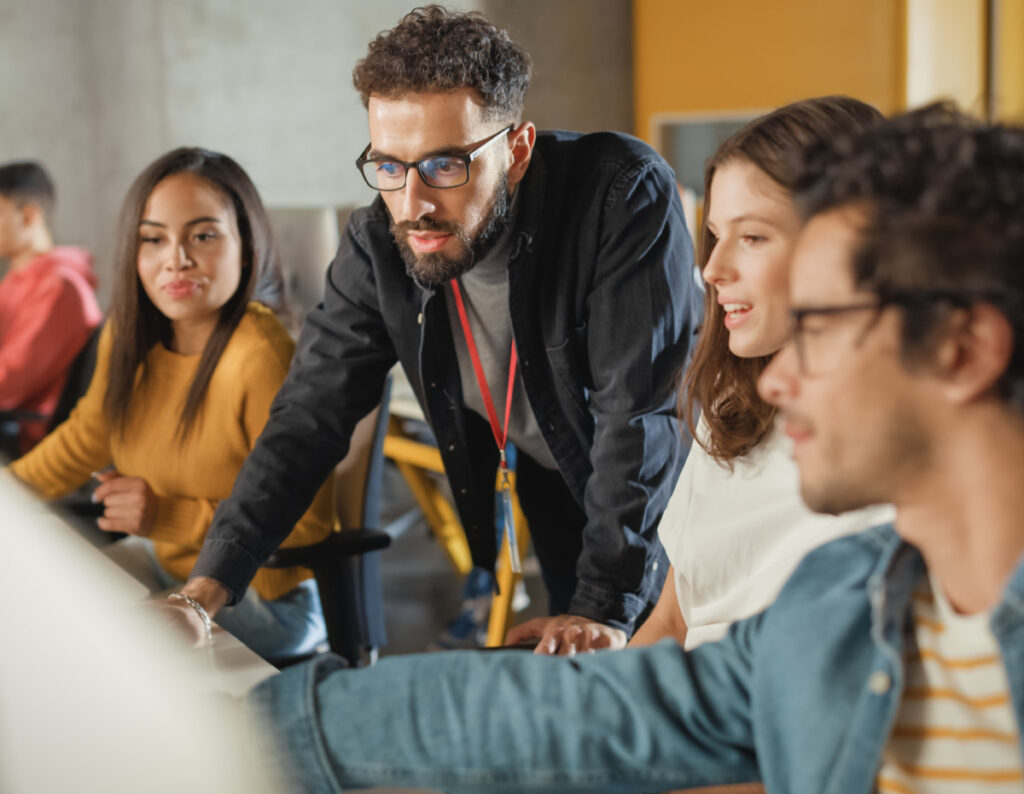 Studenti al lavoro con l'amministratore