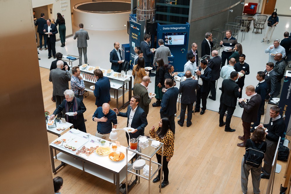 Ehemalige Integreat-Konferenzteilnehmer bei Snacks, Getränken und Gesprächen 