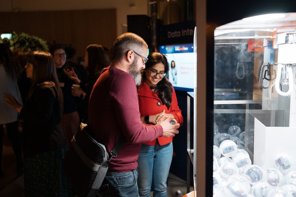 Gagnant, gagnant ! Les participants à l'Integreat Tour 2022 maîtrisent la machine à griffes