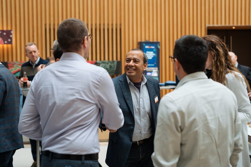 Gaurav Dhillon, CEO von SnapLogic, schüttelt einem Teilnehmer der Integreat-Tour-Konferenz die Hand