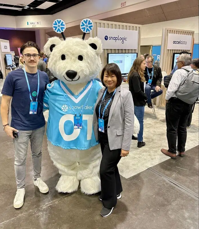 Schneeflocke, der Eisbär, besuchte den Stand von SnapLogic in Santa Clara