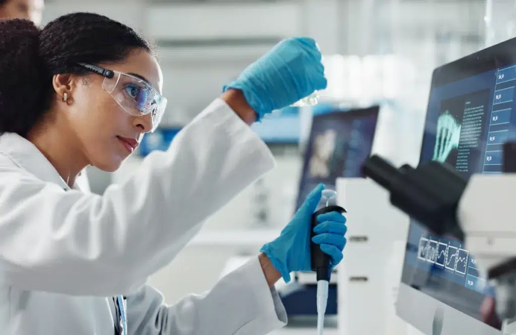Medico che esegue i test nell'ambito di una sperimentazione clinica