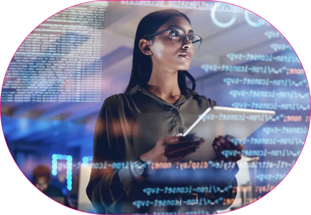 Eine Frau, die bei einem Technologieunternehmen arbeitet und Integrationssoftware für Unternehmen nutzt